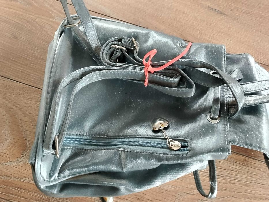 szary plecaczek z ozdobnymi zameczkami