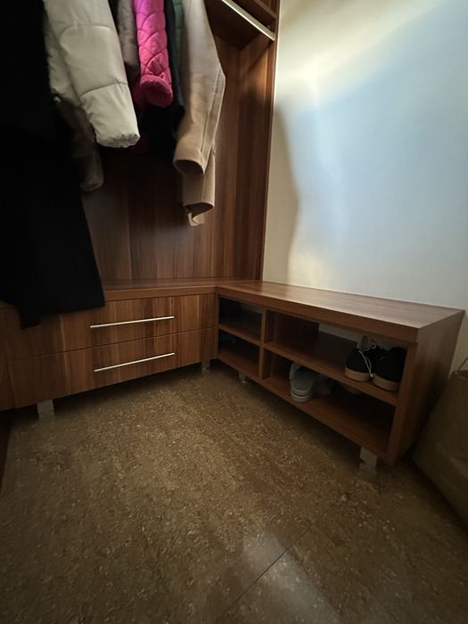 Szafa na kurtki garderobe.