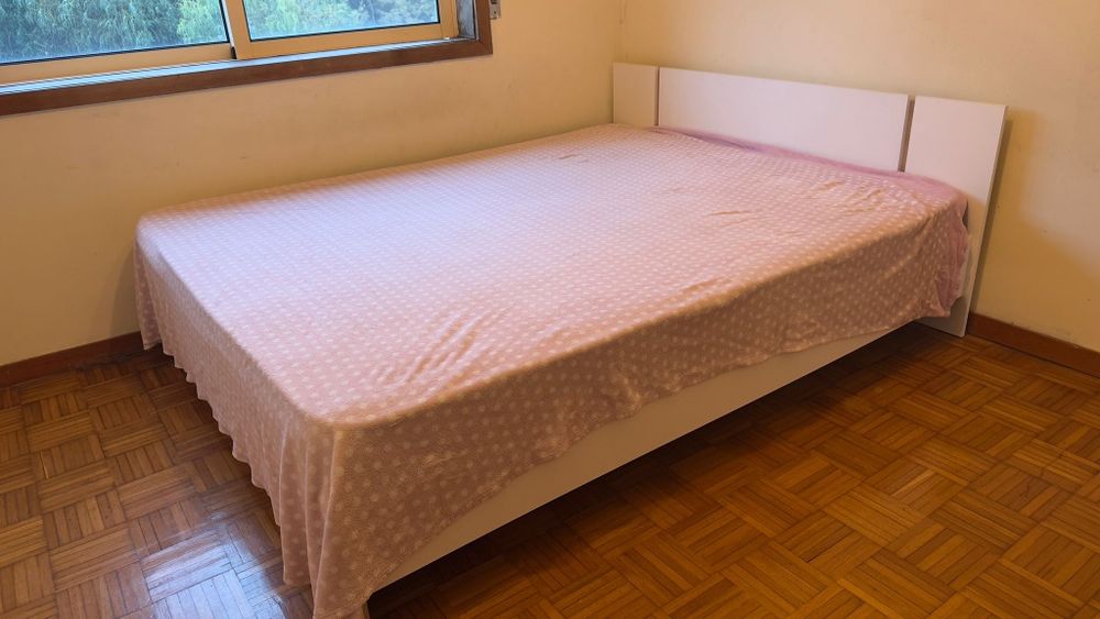 Vendo cama com estrado e colchão