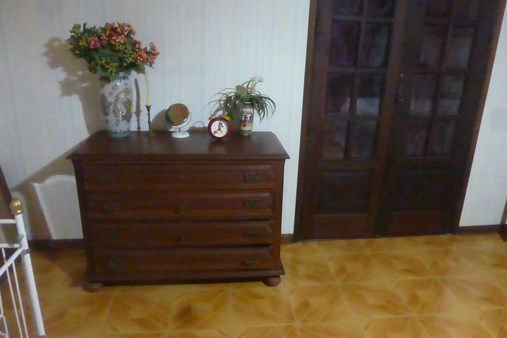 Cama com comoda espelho e cadeiras