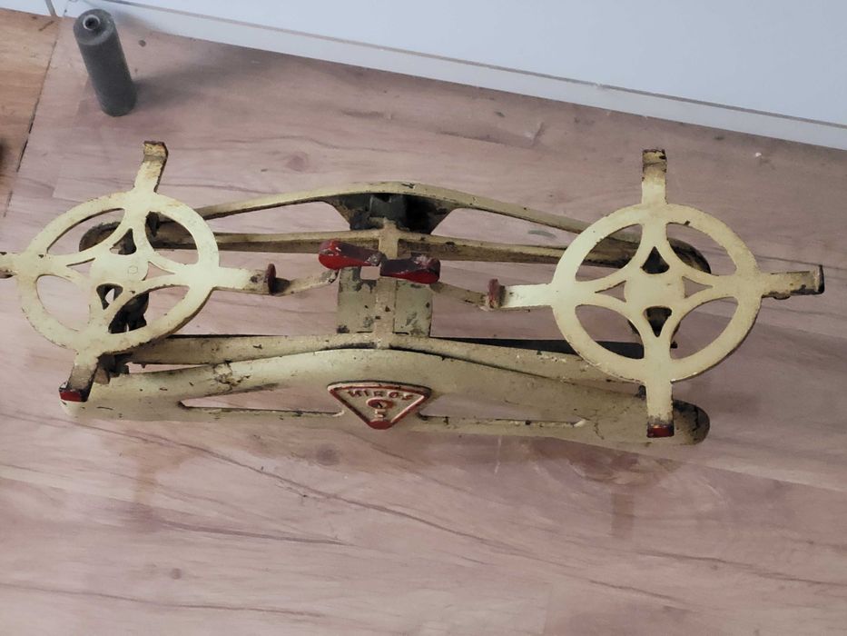 Zabytkowa waga szalkowa marki Miros .