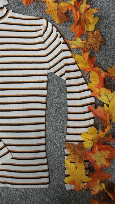 Jesienny biały golf w czarne i żółte paski