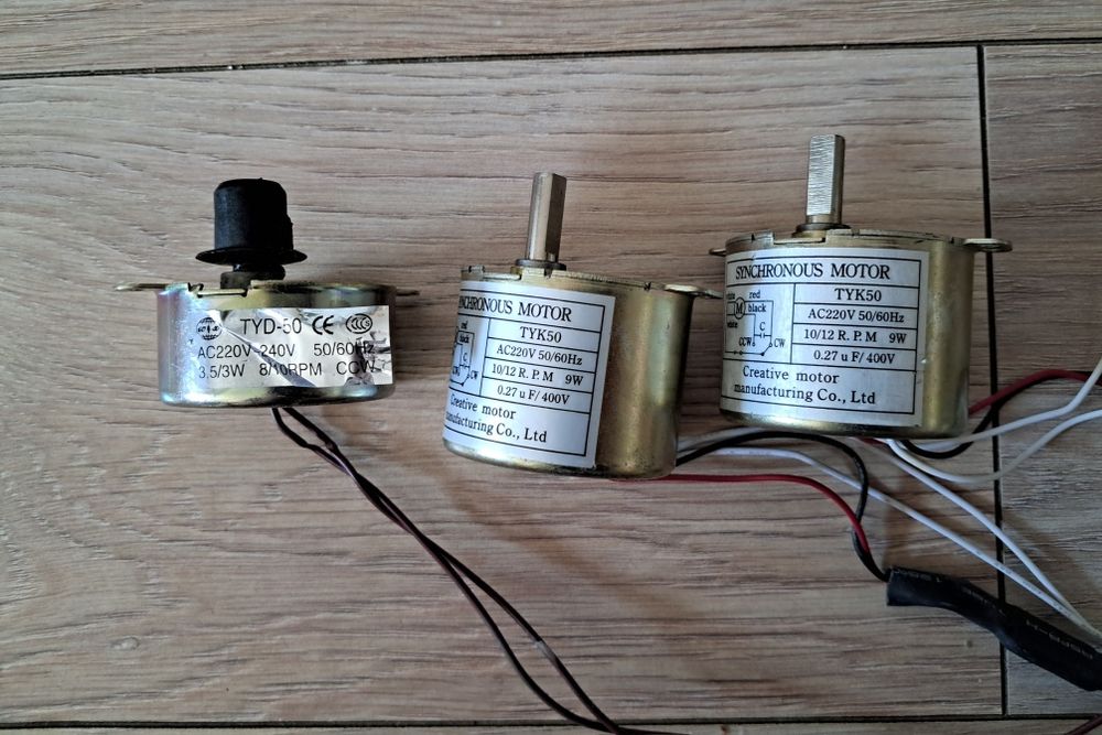 Sprzedam 3 silniki 220V z przekładnią.