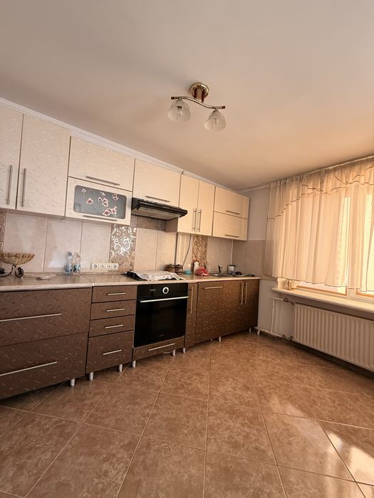 Продам квартиру район 8-9 школи.