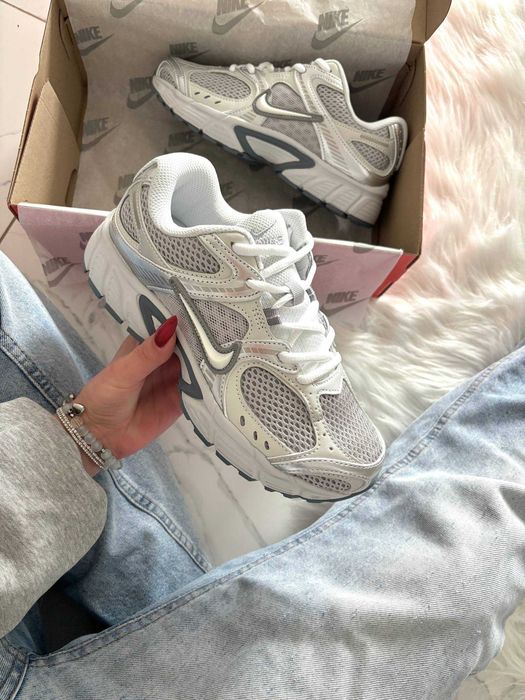 (БЕЗ ПЕРЕДОПЛАТИ) Nike V5 RNR White Metallic Silver найк вомеро рнр білі зі сріблястим кросівки сітка