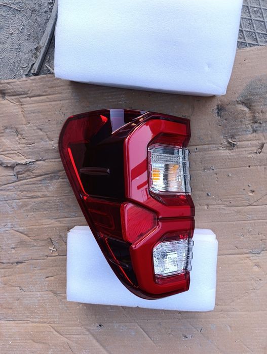Фонарь задний правий Toyota Hilux 8 N120 2020-2025г 2 рестайлинг led. Новый. Дефект