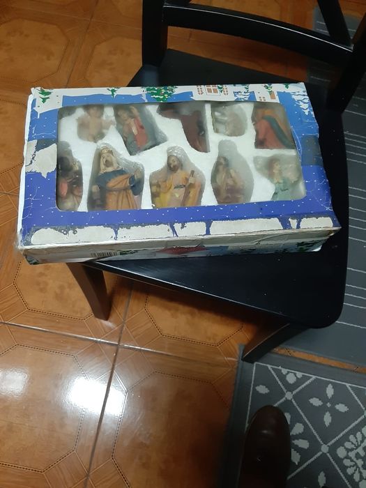 Árvore de Natal com bolas, luzes e presépio