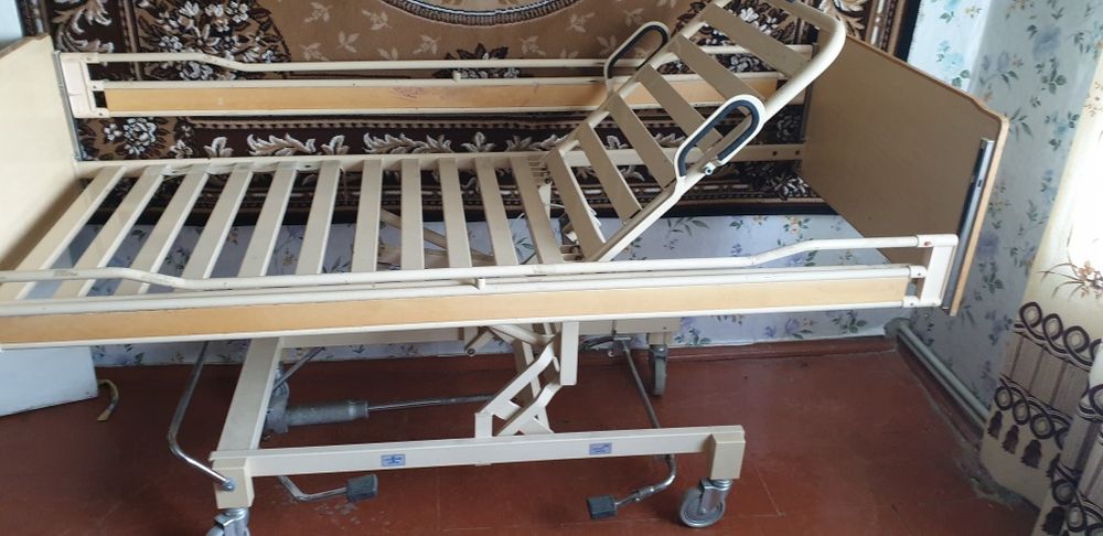 Медичне  ліжко для лежачих людей полегшує догляд