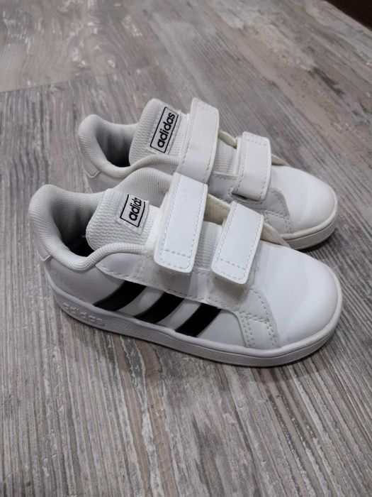 Calçado criança - pantufas, botas e ténis (tamanho 24/25)