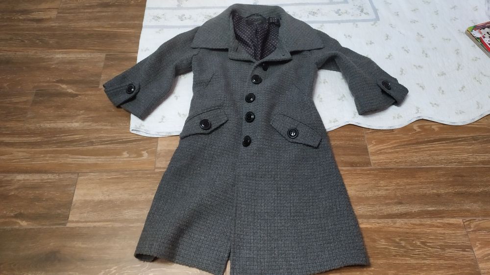 Elegancki płaszcz rozmiar 34 Reserved rękaw 3/4 z 40% wełna wiosenny