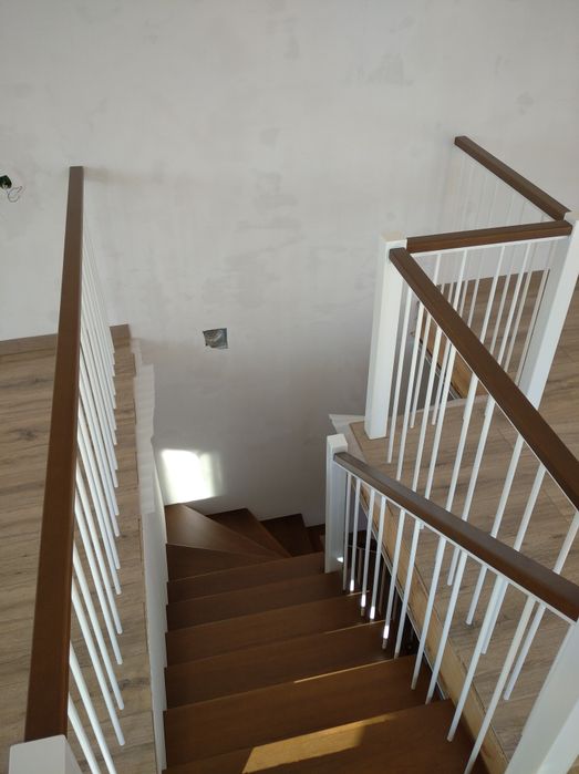 Сходи на металевому каркасі перила нержавіка ковка стекло дерево метал