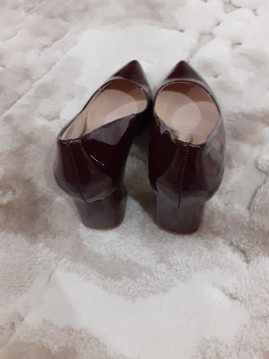 Sapatos em verniz bordeaux Zara