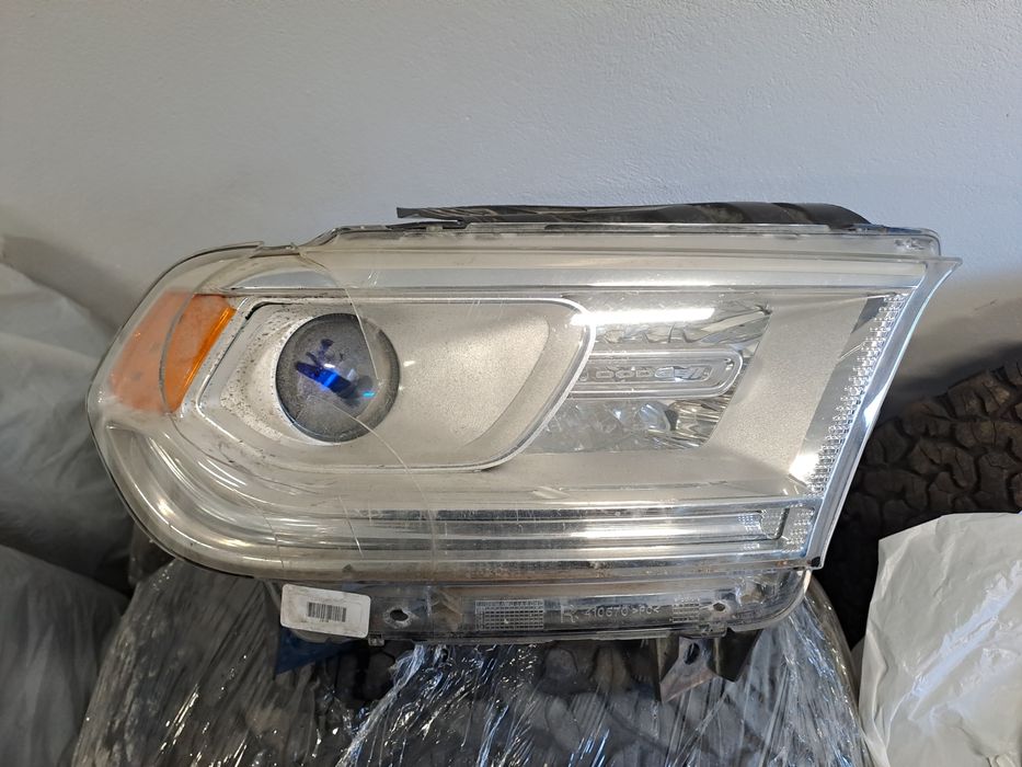 Фара Додж Дюранго 2018