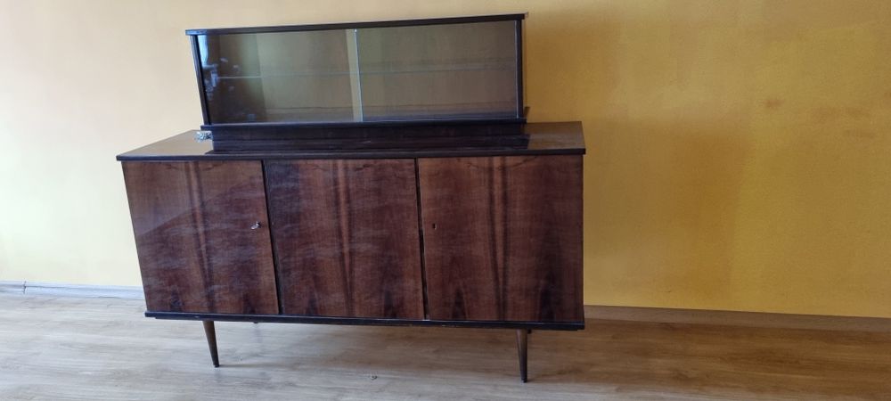 Kredens na wysoki połysk