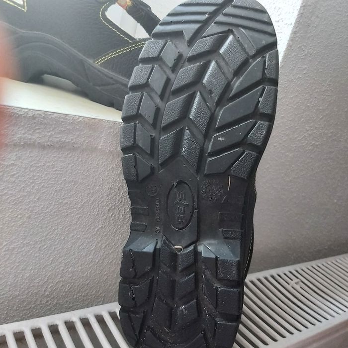 Buty robocze że stalowym czubkiem