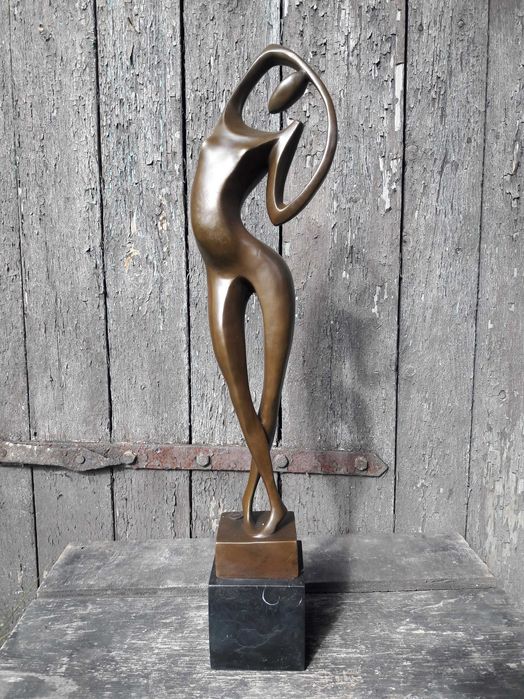Modernistyczny akt - figura z brązu