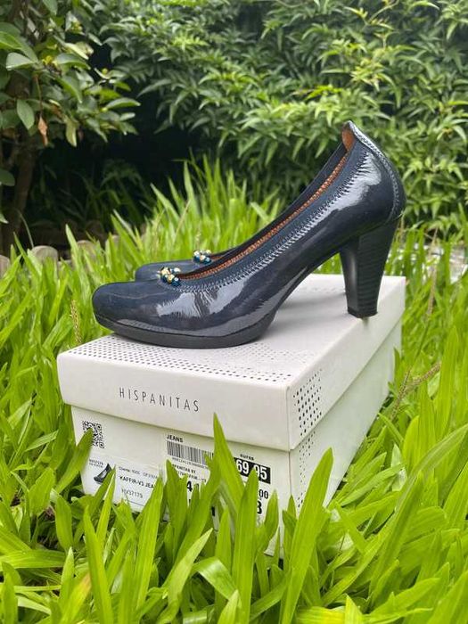 Sapatos Salto com Pedras Douradas