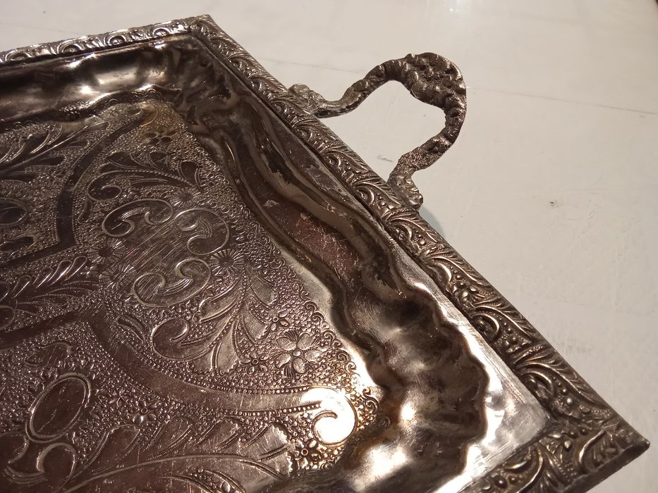 Bandeja banhada a prata, desenhada a mão