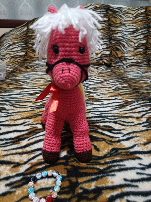 В'язана іграшка кінь .