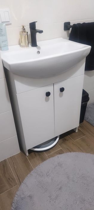 Umywalka z szafka stojącą.