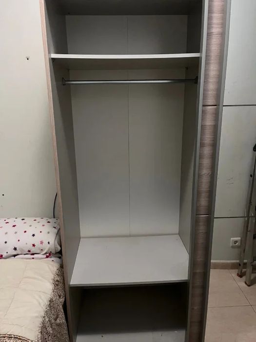 Roupeiro branco desmontado