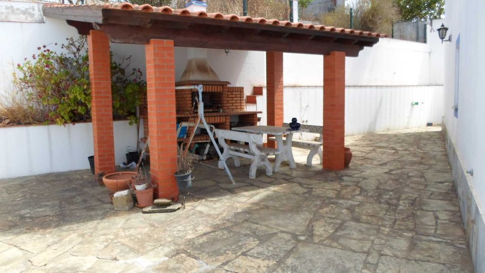 Moradia isolada, 3 pisos, 5 assoalhadas + 1.