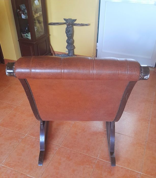Cadeira de baloiço, estofada a pele genuína.