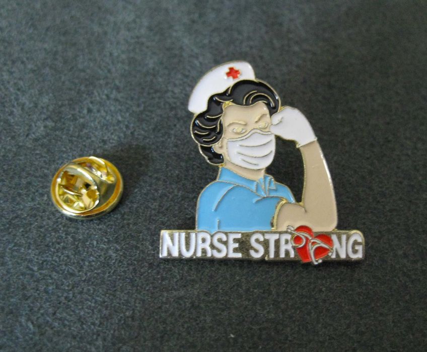 Pin Esmalte Gato em Cima do Morango NOVO