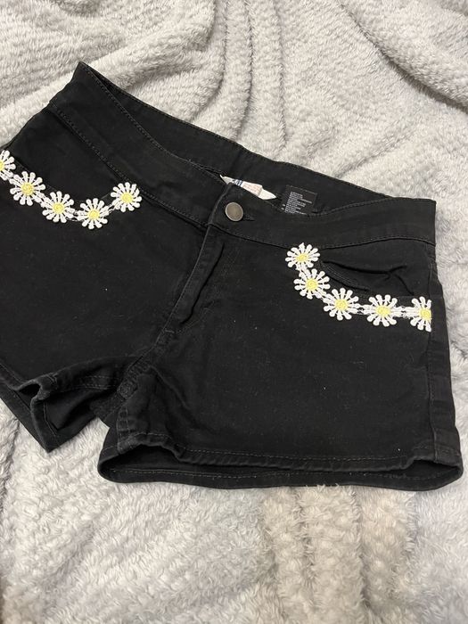 czarne jeansowe spodenki z haftem