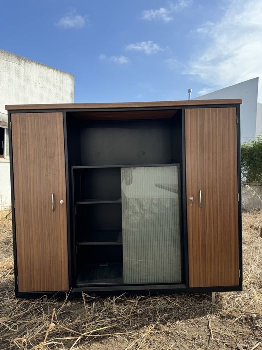 Armário em ferro e madeira