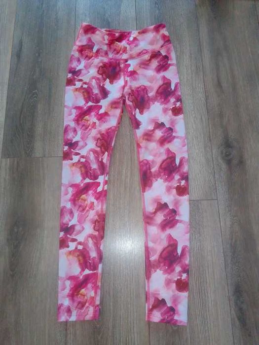 Różowe legginsy sportowe w wzór kwiatowy 146/152