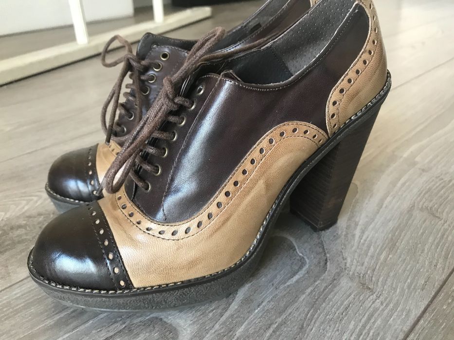 Botins em pele castanha e beje