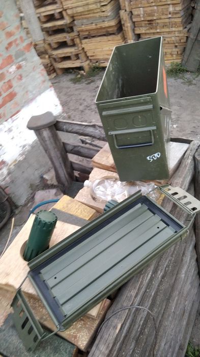 Металевий ящик герметичний.