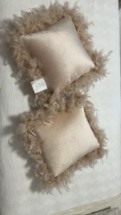 Conjunto 2 almofadas cor de rosa com penas