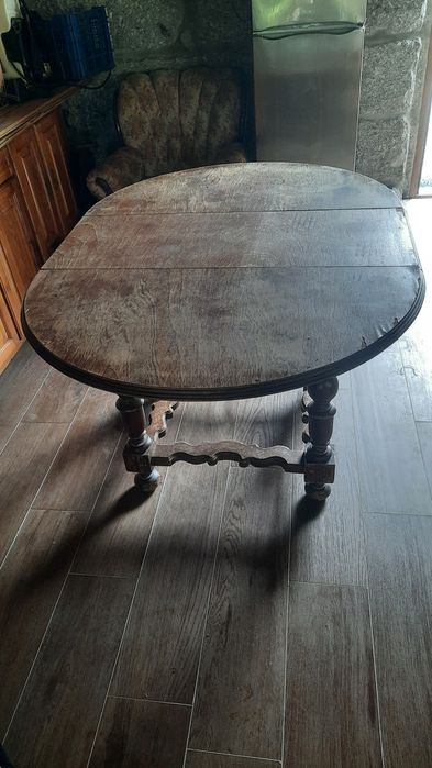 Mesa de sala. Da para encolher.