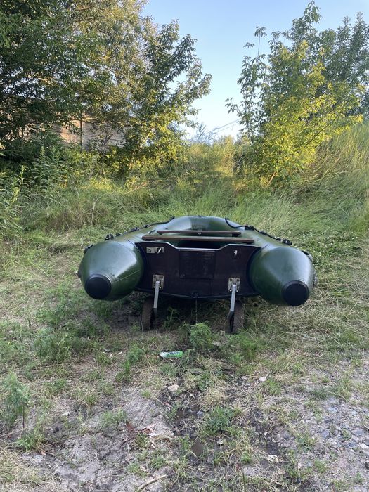 Лодка enegy 330 з транцевими  колесами