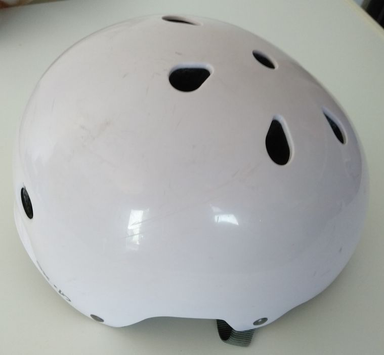 Capacete da marca OXELO