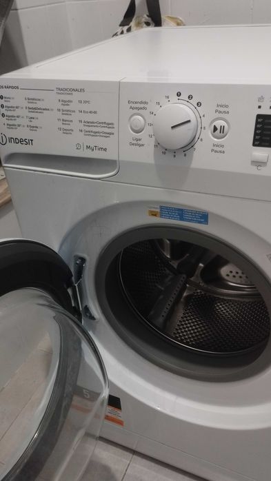 Máquina de lavar roupa Indesit em perfeito estado.
