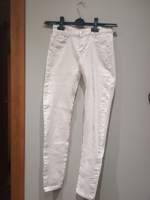Białe spodnie rurki