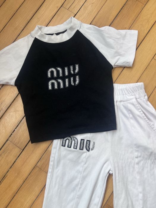 Продам класний костюм на дівчинку Miu-miu