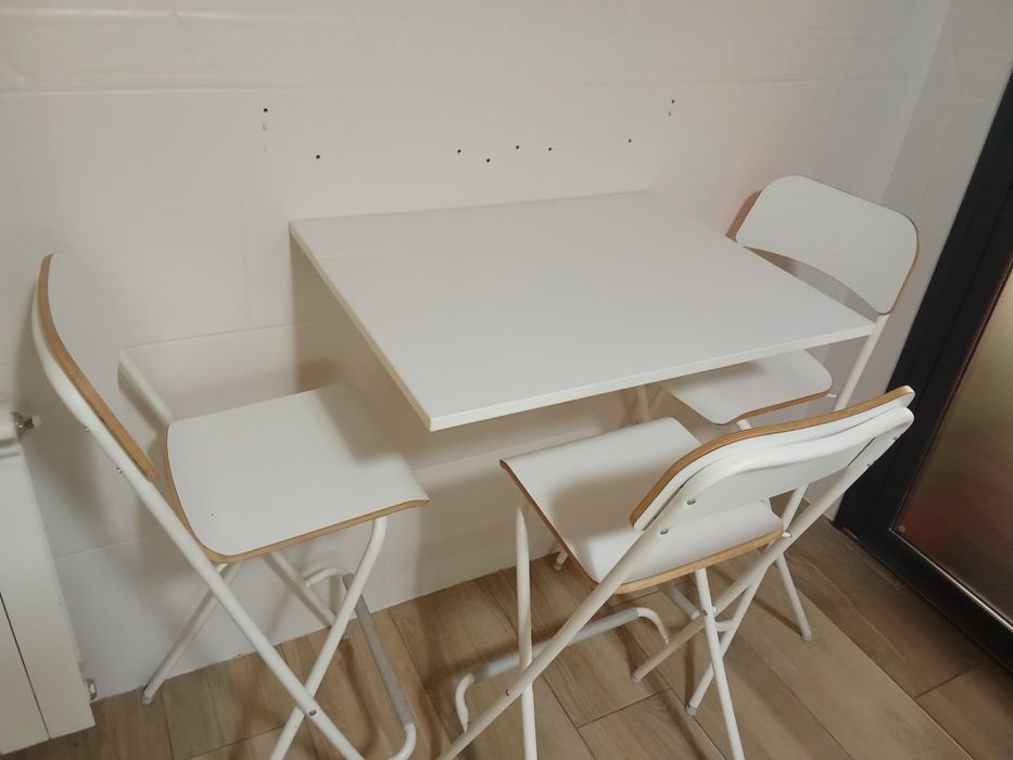 Mesa  rebatível IKEA com 3 bancos altos