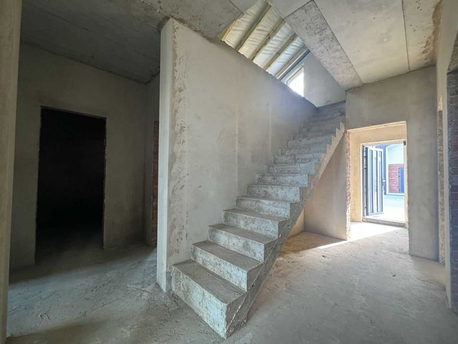 Продам вишуканий будинок із другим світлом! Гараж! 5 сотих землі 140м2