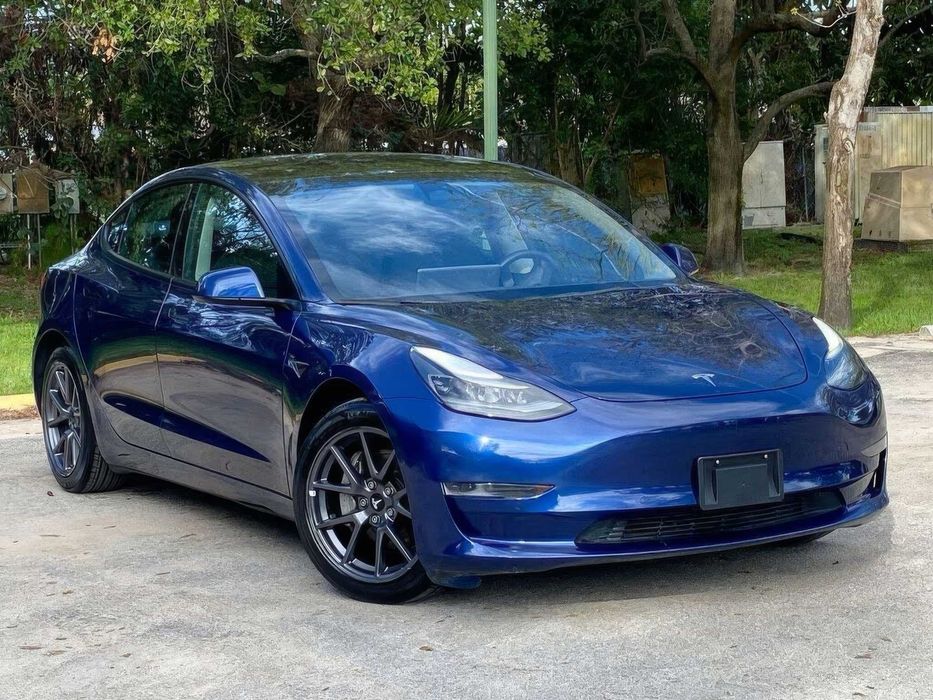 Tesla Model 3      2022