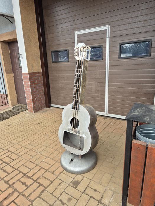 Solidne  ,masywne palenisko -gitara