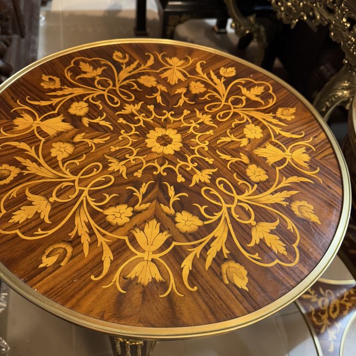 Елегантні антикварні парні столики