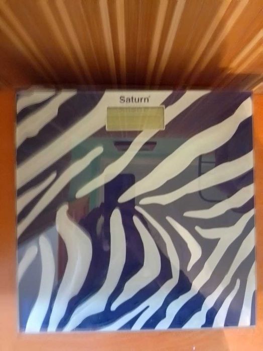 Вага підлогова електронна Saturn Zebra працює, відсутня одна ніжка