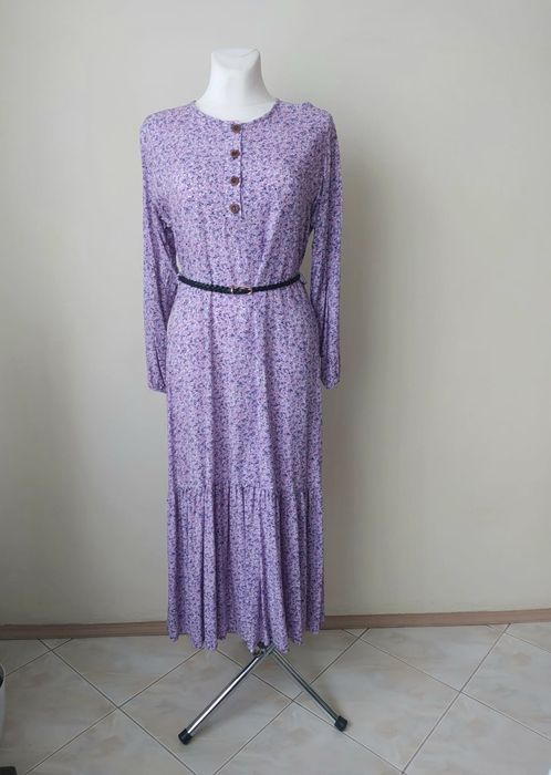 Fioletowa liliowa długa sukienka boho w kwiaty na wiosnę lato