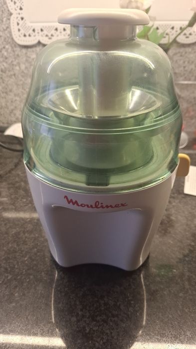 Máquina de fazer sumos modelo VITAE da MOULINEX