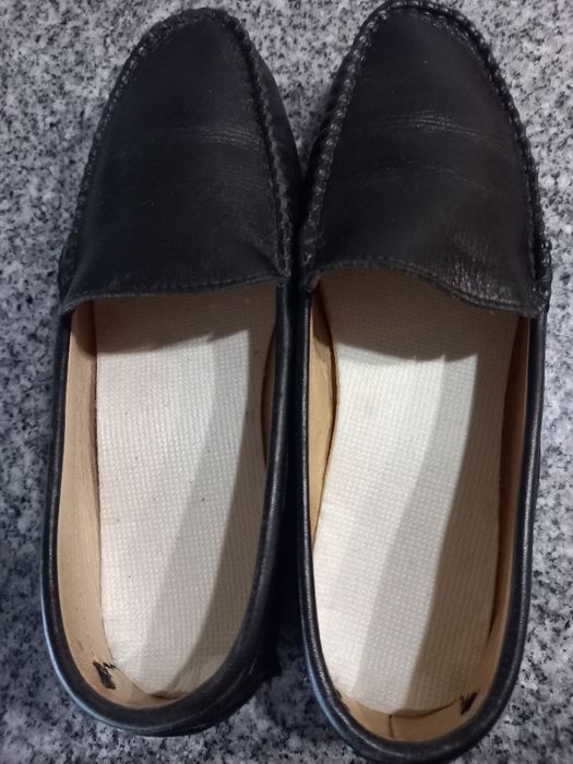 Sapatos pretos em pele