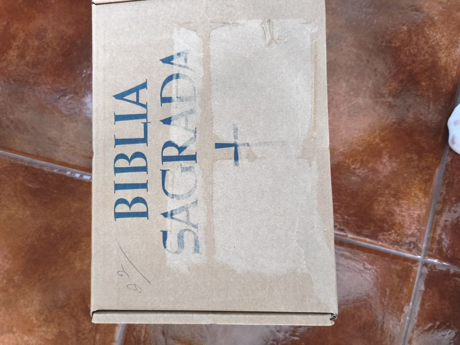 Vendo Bíblia Sagrada- edição 2005 + cx e medalha  João Paulo ll
